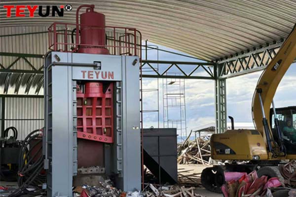 اختيار آلة تمزيق الزجاج والزجاجات المناسبة: الهندسة لإعادة التدوير بكميات كبيرة